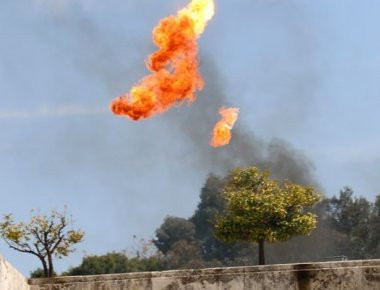 Kουκουλοφόροι πέταξαν μολότωφ στη Βουλή (βίντεο)